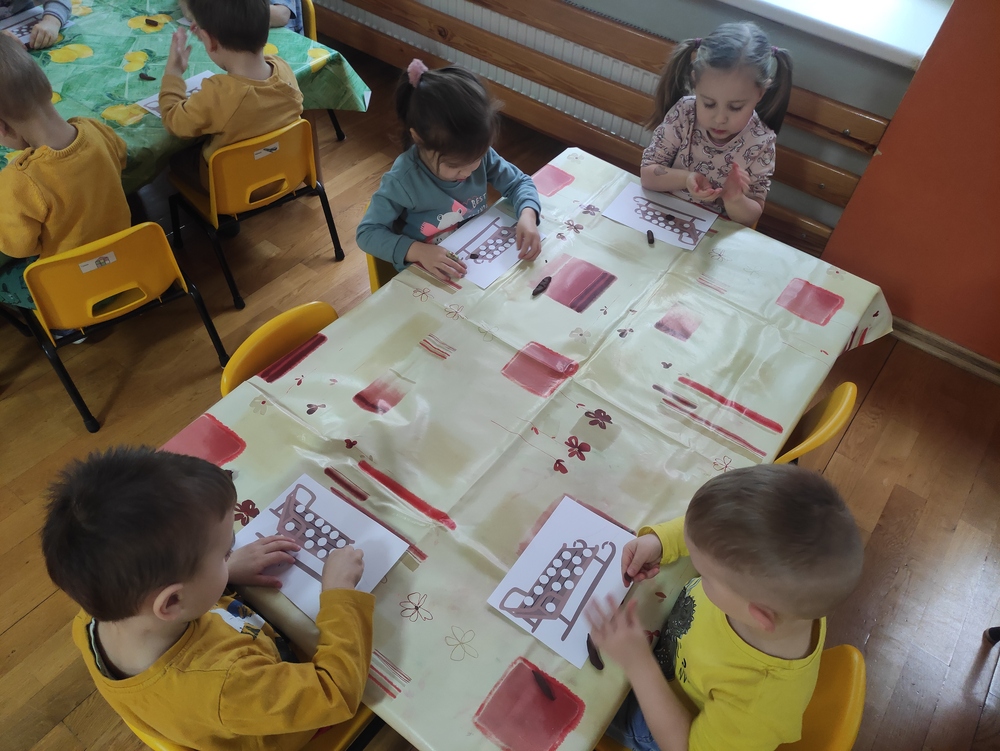 pszcz&oacute;łki podczas zabawy plastycznej