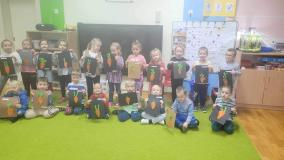 Zdjęcie grupowe z praca plastyczna